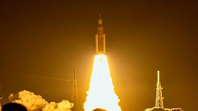 لحظة انطلاق صاروخ "أرتيميس 1" من قاعدة ناسا الأميركية 